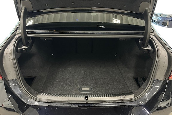 BMW i5 10 of 17