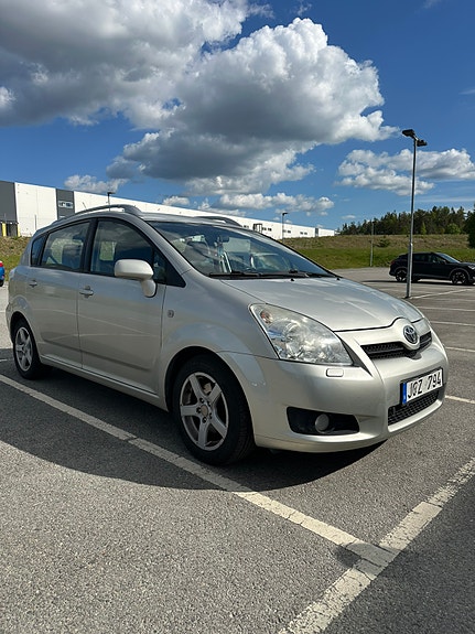 Toyota Corolla Verso 2 of 5