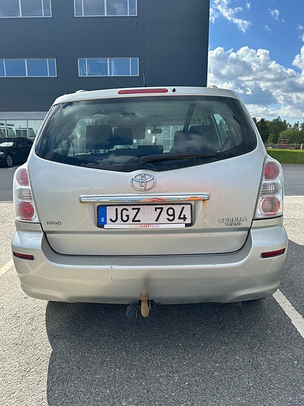 Toyota Corolla Verso 3 of 5