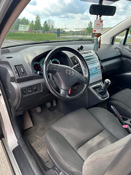 Toyota Corolla Verso 5 of 5