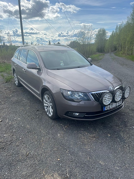 Skoda Superb 2 of 5