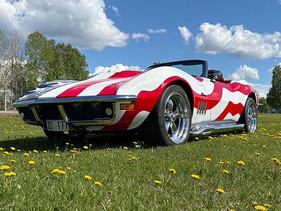 Chevrolet Corvette 3 of 5