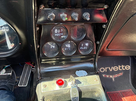 Chevrolet Corvette 18 of 22
