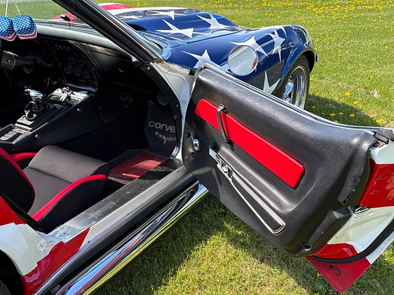 Chevrolet Corvette 16 of 22