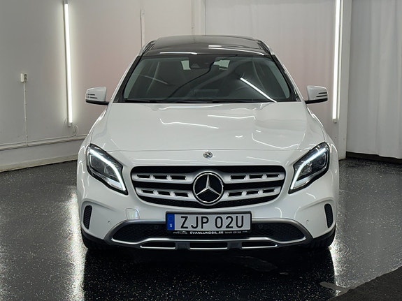 Mercedes-Benz GLA200 2 of 18