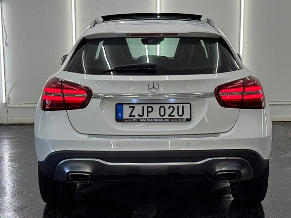 Mercedes-Benz GLA200 4 of 18