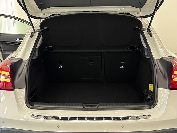 Mercedes-Benz GLA200 9 of 18