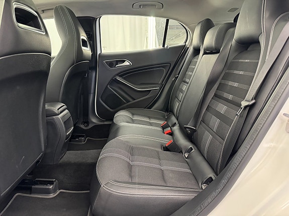 Mercedes-Benz GLA200 8 of 18