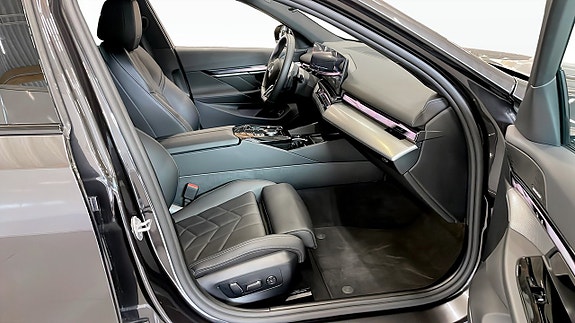 BMW 530e 3 of 12