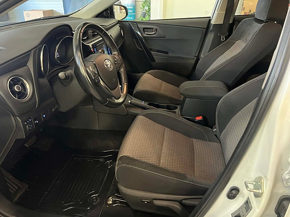 Toyota Auris 7 of 18