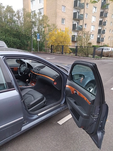 Mercedes-Benz E200 6 of 9