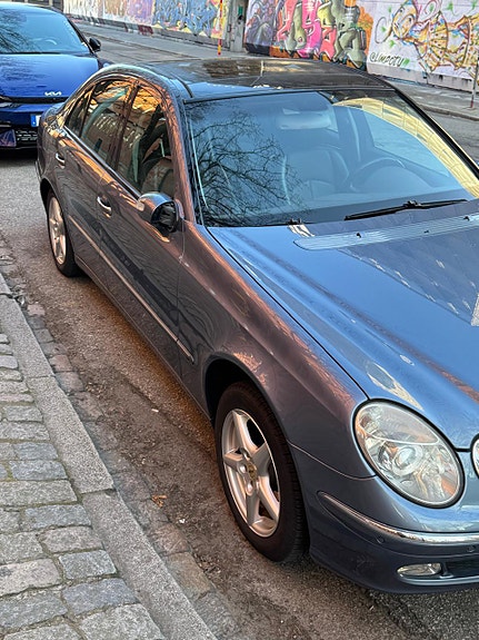 Mercedes-Benz E200 4 of 5
