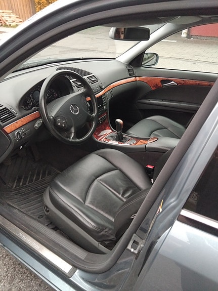 Mercedes-Benz E200 7 of 9