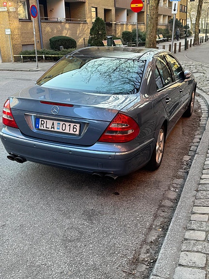 Mercedes-Benz E200 2 of 5