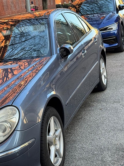 Mercedes-Benz E200 3 of 5