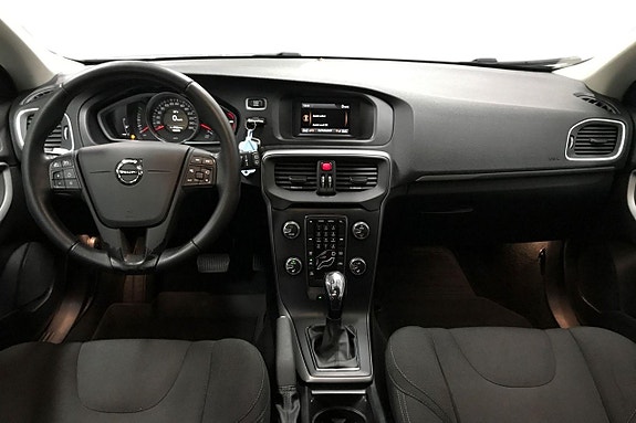 Volvo V40 12 of 26