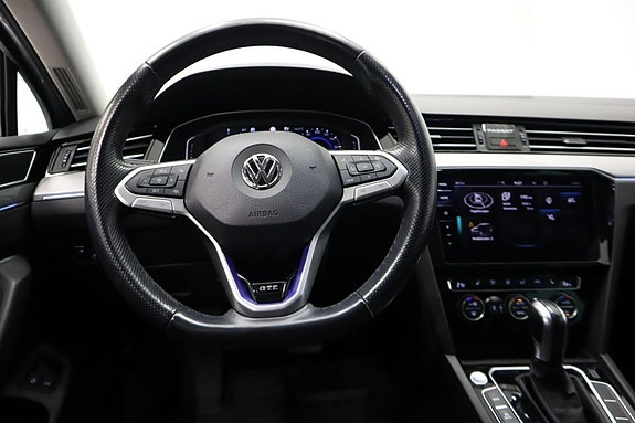 Volkswagen Passat 9 of 17
