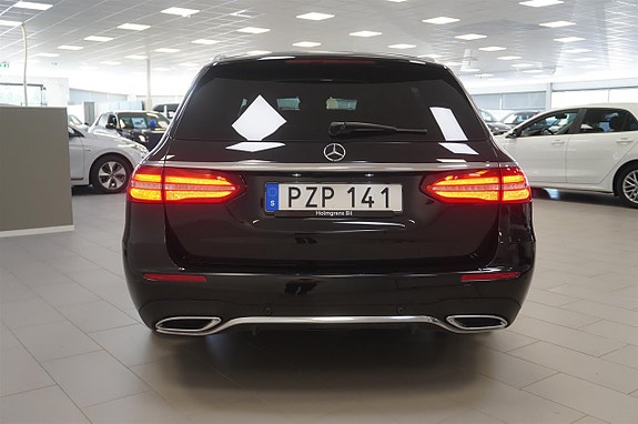 Mercedes-Benz E220 4 of 5