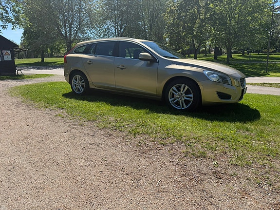 Volvo V60 2 of 5