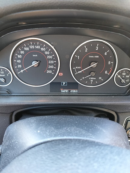 BMW 320d 2 of 5