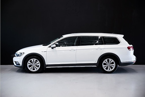 Volkswagen Passat Alltrack 3 of 5
