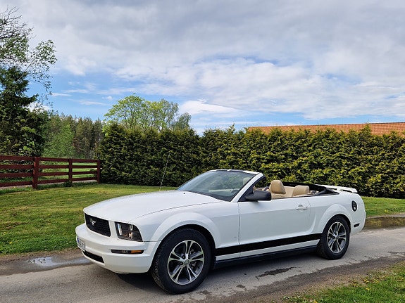 Ford Mustang 4 of 5