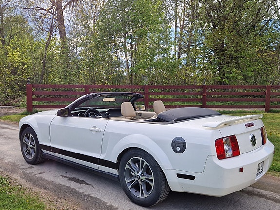 Ford Mustang 2 of 5