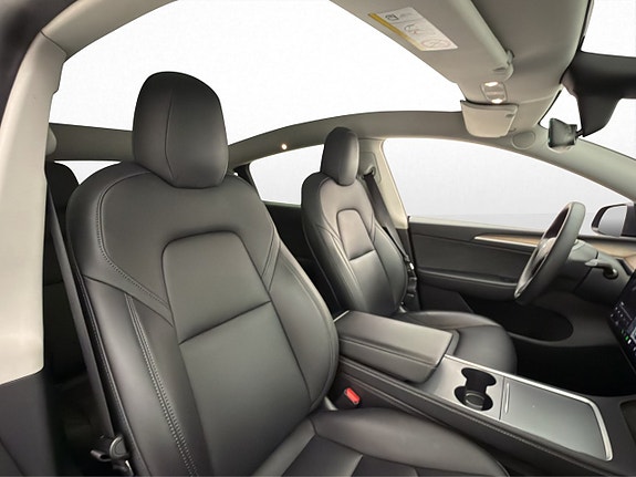 Tesla Model Y 27 of 30