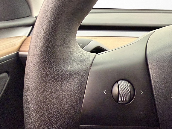 Tesla Model Y 29 of 30