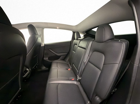 Tesla Model Y 26 of 30