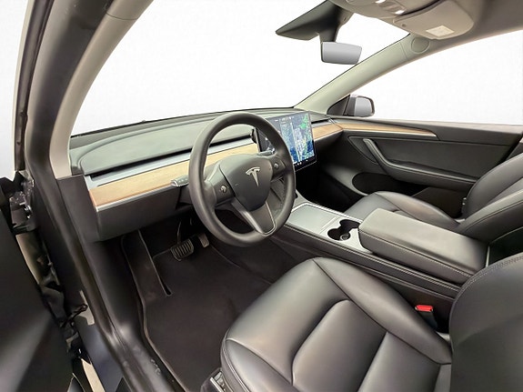 Tesla Model Y 10 of 30