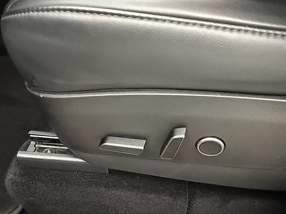Tesla Model Y 11 of 30
