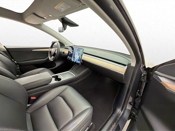 Tesla Model Y 25 of 30