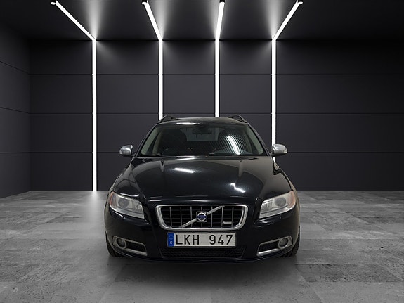 Volvo V70 2 of 5