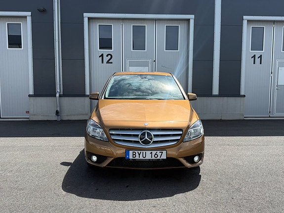 Mercedes-Benz B180 2 of 5