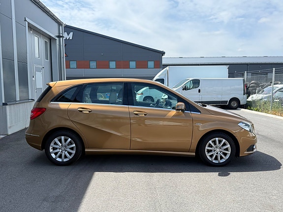 Mercedes-Benz B180 4 of 5
