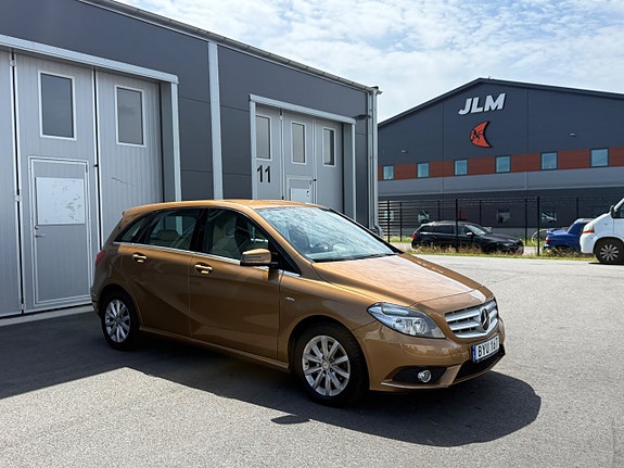 Mercedes-Benz B180 3 of 5