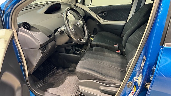 Toyota Yaris 8 of 15