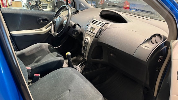 Toyota Yaris 10 of 15
