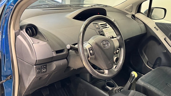 Toyota Yaris 12 of 15