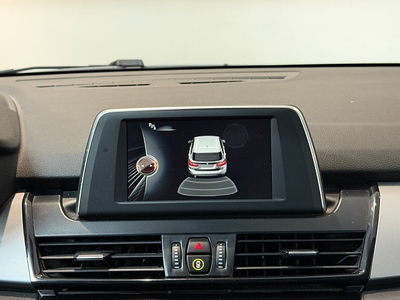 BMW 216d 12 of 14