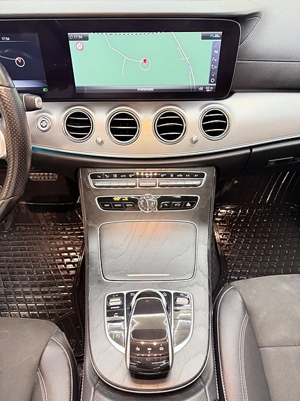 Mercedes-Benz E220 8 of 13