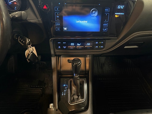 Toyota Auris 12 of 24