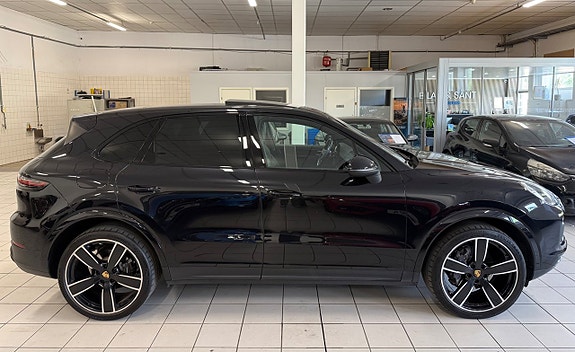 Porsche Cayenne S 2 of 5