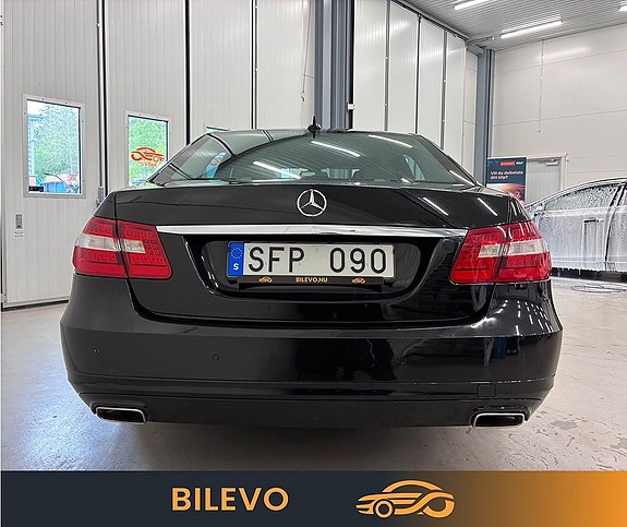 Mercedes-Benz E200 4 of 5