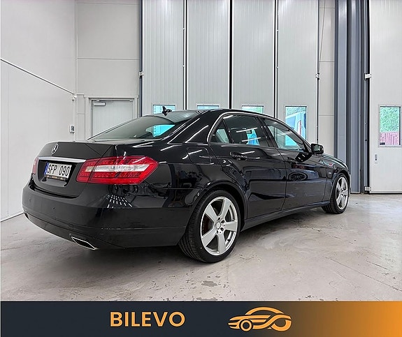Mercedes-Benz E200 3 of 5