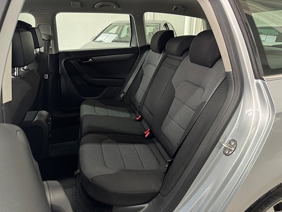 Volkswagen Passat 21 of 25