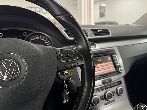 Volkswagen Passat 9 of 25