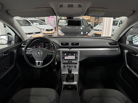 Volkswagen Passat 7 of 25