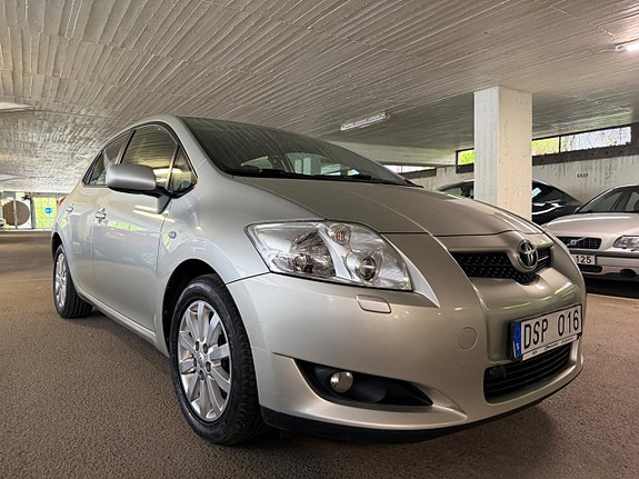 Toyota Auris 2 of 5